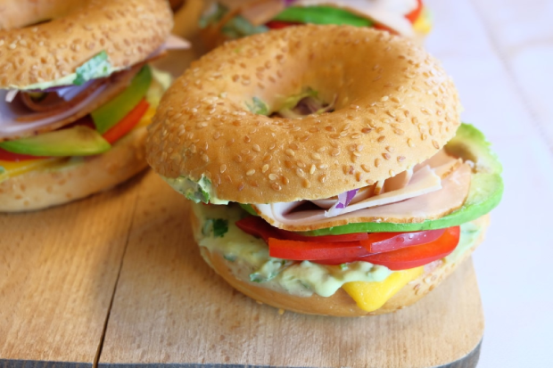 Bagel au cheddar avec oignons grillés