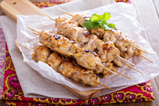 Brochettes de poulet marinées